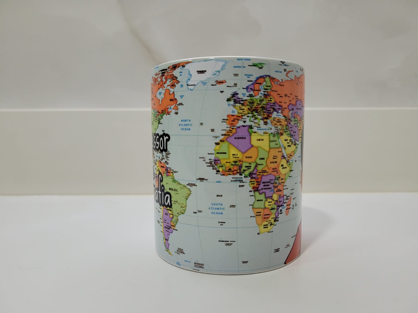 Vista lateral da caneca personalizada de Geografia