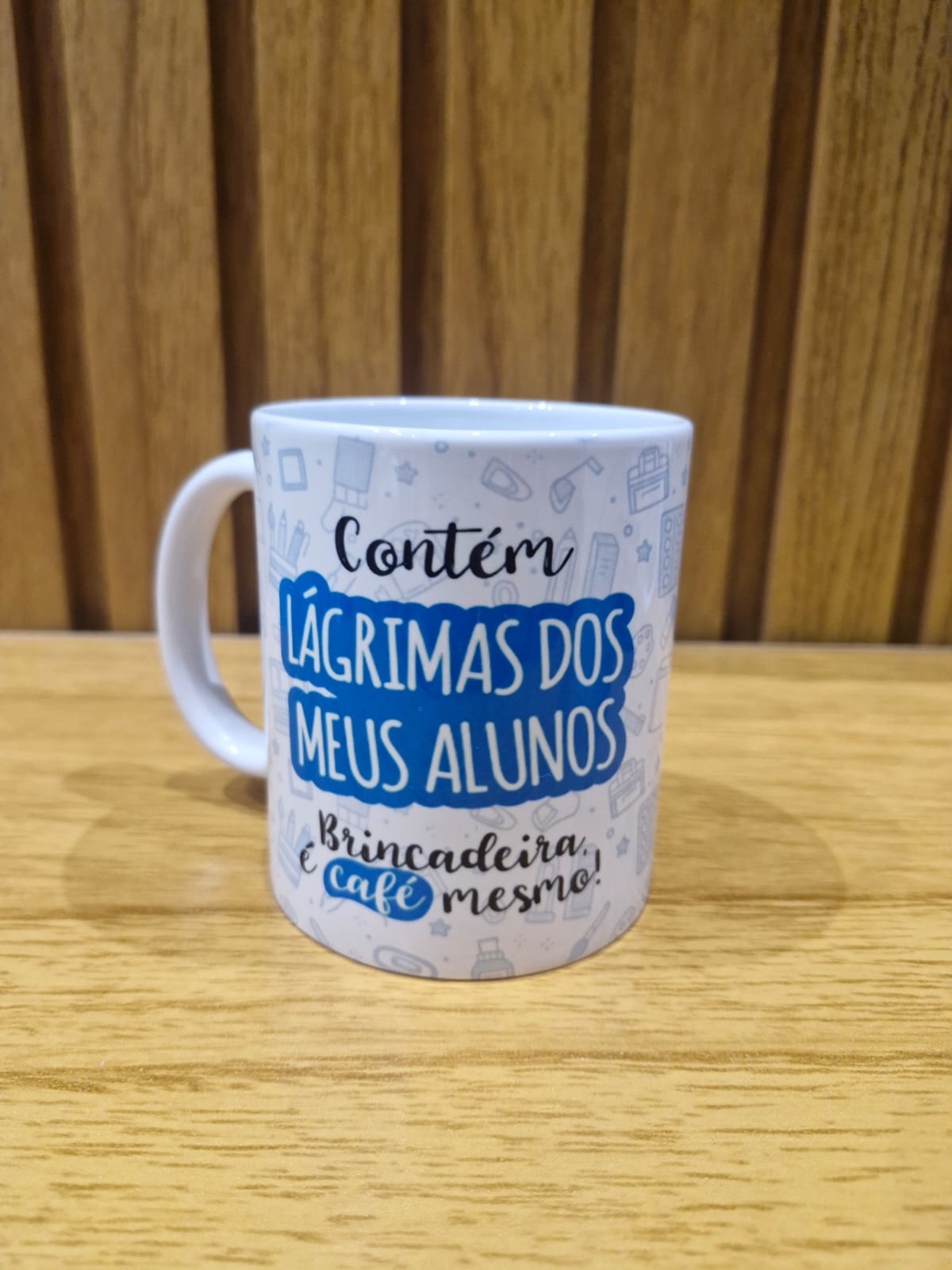 Caneca para professora com frase divertida